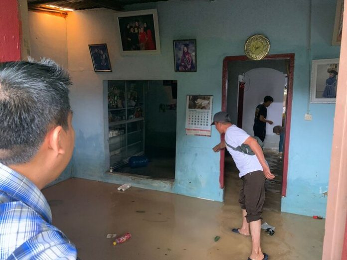 Salah satu rumah warga di Kelurahan Pulo Brayan Bengkel masih tergenang air sisa banjir. (f: ari/mistar)