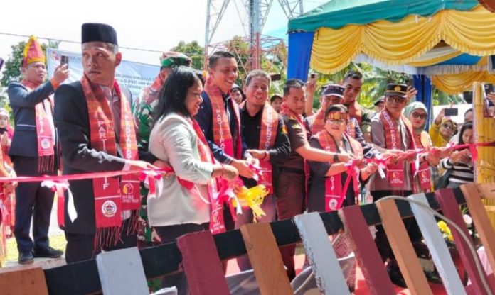 Prosesi pemotongan pita dan pemukulan gondang oleh Komisioner Bawaslu saat launching Kampung Pengawasan Partisipatif Tolak Politik Uang dan Politisasi Sara.