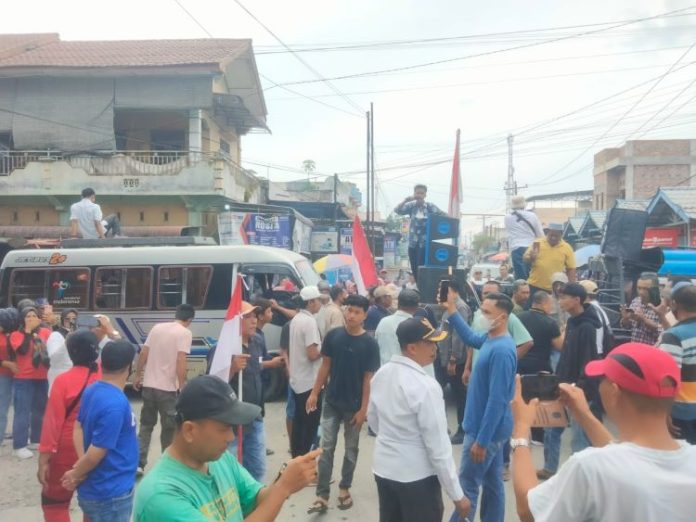 Aksi warga Air Joman di Asahan protes jalan rusak.