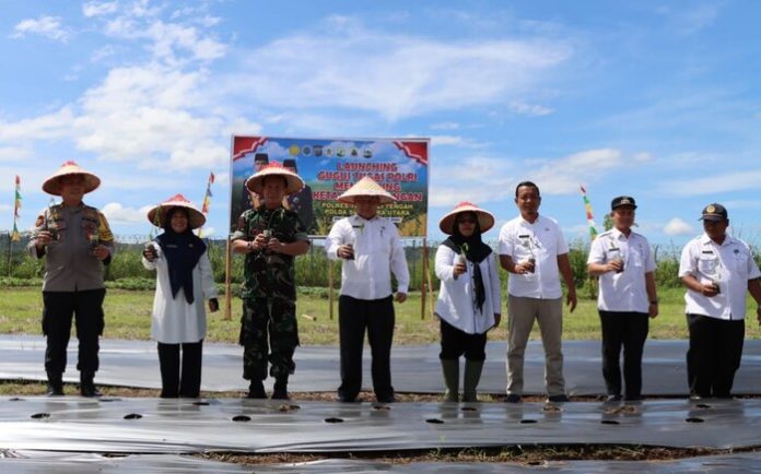 Penanaman bibit cabai merah yang digelar Polres Tapteng bersama kelompok tani di Kelurahan Pinangsori. (f:ist/mistar)