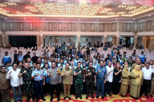 Sejumlah Insan pers saat foto bersama dengan Forkopimda di Aula Tengku Rizal Nurdin saat dialog Pilkada Damai dengan tema dedikasi pers untuk Pilkada Sumut berkualitas (f:adil/mistar)