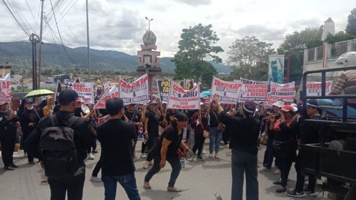 Ratusan masyarakat yang mengatasnamakan Perempuan Tangguh di Tapanuli Utara (Taput) melakukan aksi demo ke Kantor Polres Taput.