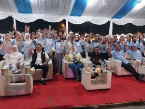 .Calon Bupati Deliserdang, dr. H. Asri Ludin Tambunan bersama istri dr. Hj. Jelita Siregar serta anggota DPRD Deliserdang,Dedi Syahputra foto bersama kaum wanita milenial pada pesta rakyat di Lapangan Tengku Raja Muda ( Lubuk Pakam. (f:rinaldi/mistar)