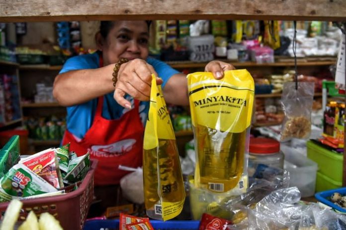 Pedagang melayani pembeli minyak goreng Minyakita di Pasar Padang Bulan, Medan, Sumatera Utara, Jumat (22/11/2024). Menurut pedagang harga Minyakita saat ini mencapai Rp17.000 per liter dan telah melebihi harga eceran tertinggi (HET) yang ditetapkan pemerintah Rp15.700 per liter.