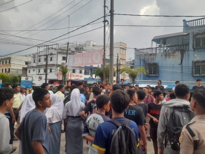 Kericuhan yang terjadi di parkiran Gedung Olahraga (GOR) Merdeka, Suzuya Mall.