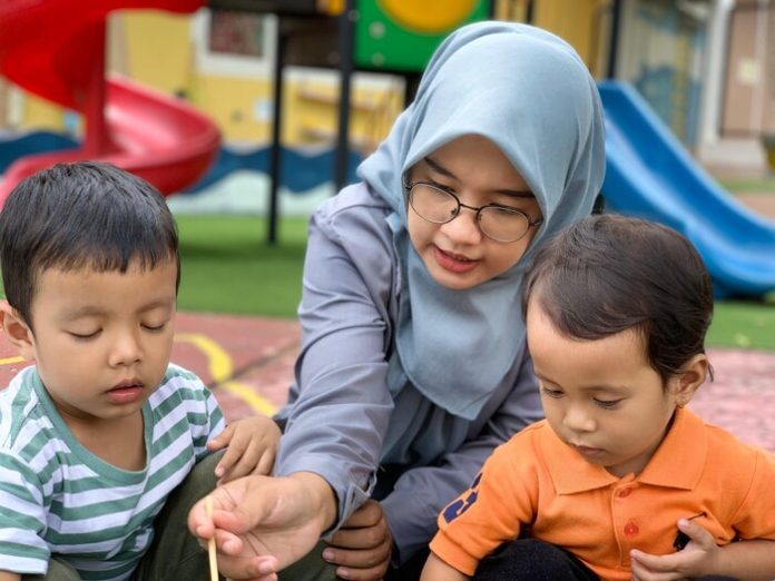 Risa, guru saat mengajar anak TK di Caterpillar Play House and Library (f:ist/mistar)