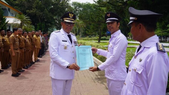 Pj Bupati Langkat serahkan SK perpanjangan kepada perwakilan kepala desa (f:endang/mistar)