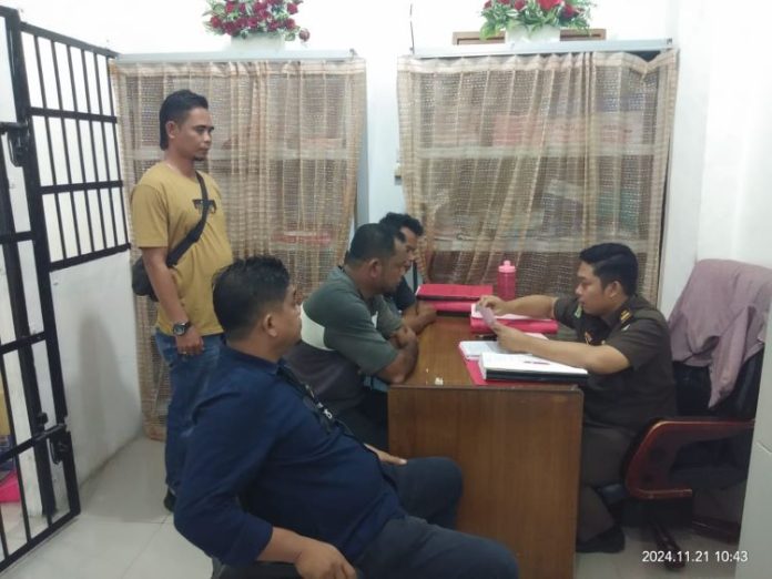 Personil Polres Simalungun saat menyerahkan tersangka penganiayaan anak ke Kejari.