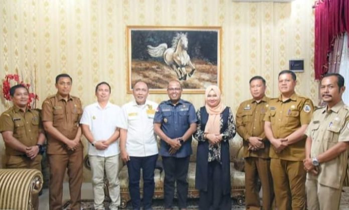 Pj Bupati Tapteng Sugeng Riyanta saat menerima kunjungan Komisi Informasi Publik Provinsi Sumut.