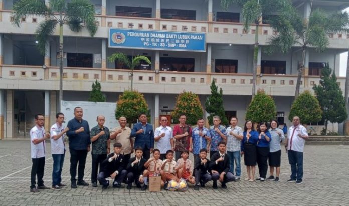 Bendahara Umum KONI Deli Serdang, Rinaldi Samosir, Wakil Ketua I, Iwan Nugroho dan pengurus foto bersama dengan pihak Perguruan Dharma Bakti, Ade Chandra dan Muin usai penyerahan bola voli dan bulu tangkis, Senin (4/10/24).