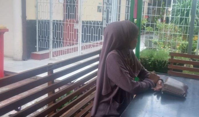 RNMS, perempuan yang melaporkan MF atas dugaan pencabulan saat diwawancarai di Ruang Tunggu PN Tebing Tinggi.(f:nazli/mistar)