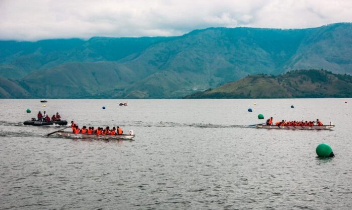 Peserta Solu Bolon berjibaku dalam gelaran Aquabike World Championship 2024 di Danau Toba, Pangururan, Samosir.(f:indra/mistar)