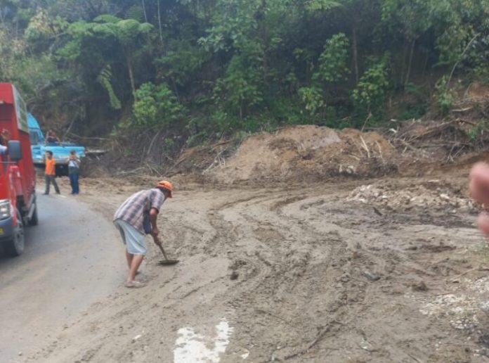 BPBD Toba melakukan pembersihan badan jalan. (f/ist/mistar)