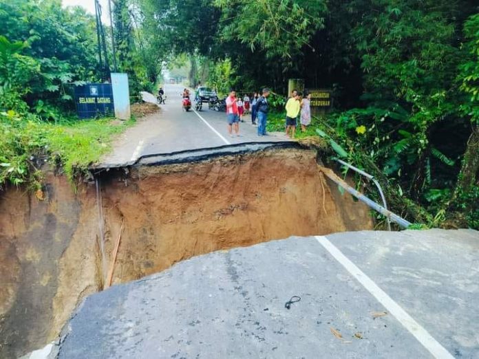 Ruas jalan putus akibat longsor di perbatasan Tanah Jawa-Hatonduhan, Simalungun