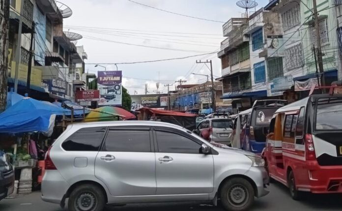 Teks photo : Kemacetan panjang terjadi di Jalan Merdeka menuju Pasar Horas (f:gideon/mistar)