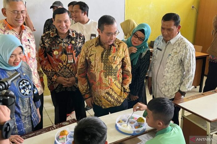 Komisi IX DPR mengecek uji coba program Makanan Bergizi Gratis yang digelar Pemerintah Kabupaten Bogor (f:ist/mistar)