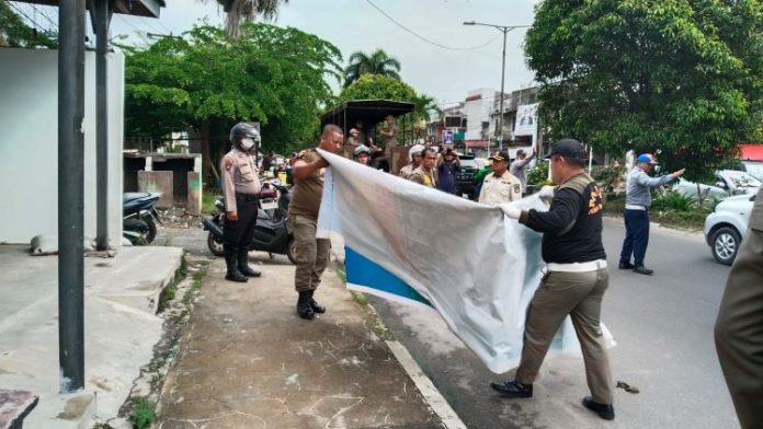 Hari pertama masuki masa tenang Polres Pematangsiantar laksanakan pengamanan pembersihan Alat Peraga Kampanye (APK).