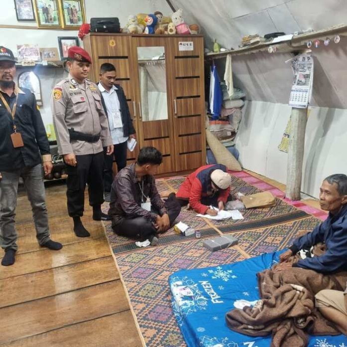 Personel Polres Samosir bersama BKO Polda Sumut saat kawal pemilih yang tidak bisa hadir ke TPS. ( f.pangihutan sinaga/mistar)