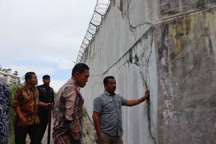 Petugas Lapas Narkotika Kelas IIA Pematangsiantar saat melakukan pemeriksaan tembok.