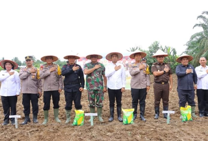 Pejabat Walikota Tebing Tinggi Dr. Moetaqqien Hasrimi didampingi Danramil 13 Kapten Yudi Chandra dan Kapolres Tebing Tinggi AKBP Drs. Simon Paulus Sinulingga usai melakukan penanaman bibit jagung.(f:ist/mistar)