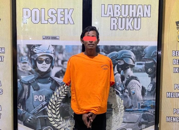 Terduga pelaku pencurian sepeda motor inisial AS diamankan di Polsek Labuhan Ruku.