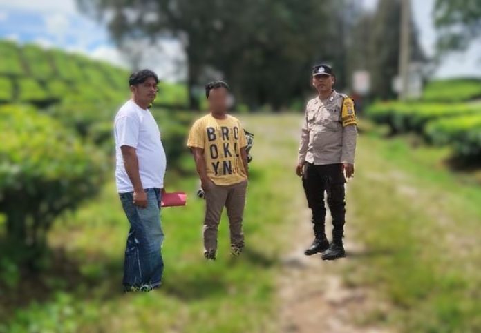 Pelaku pungli (baju kuning) di kawasan wisata Kebun Teh Sidamanik saat diamankan.