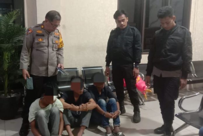 Ketiga pelaku tawuran yang berhasil dibekuk polisi.