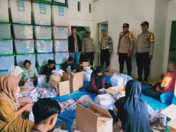 Pelipatan surat suara di gudang KPU Pematangsiantar diawasi Polres Pematangsiantar.