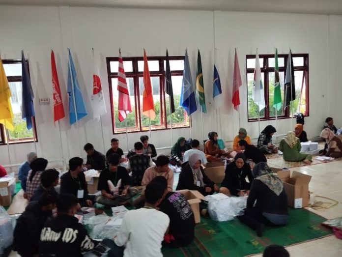 Suasana pelipatan surat suara Pilkada 2024 di KPU Simalungun.