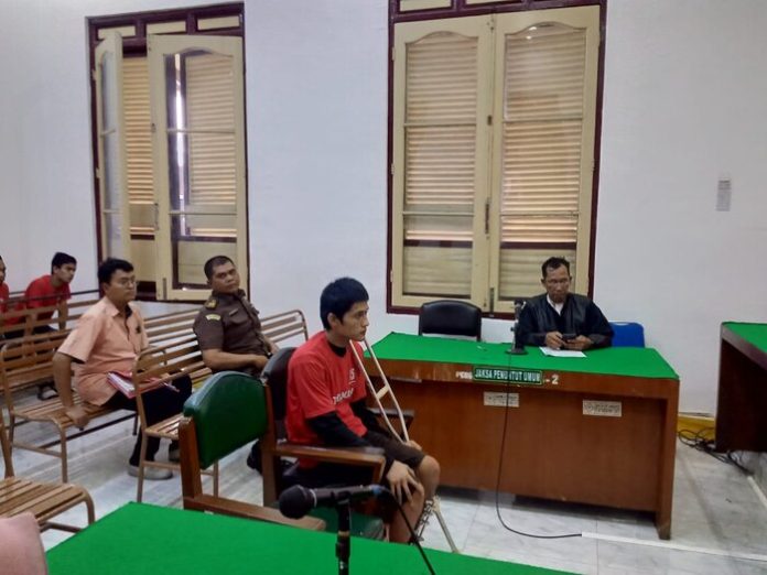 Terdakwa Tommy Kurniawan saat menjalani sidang pembacaan tuntutan di PN Medan. (f:deddy/mistar)