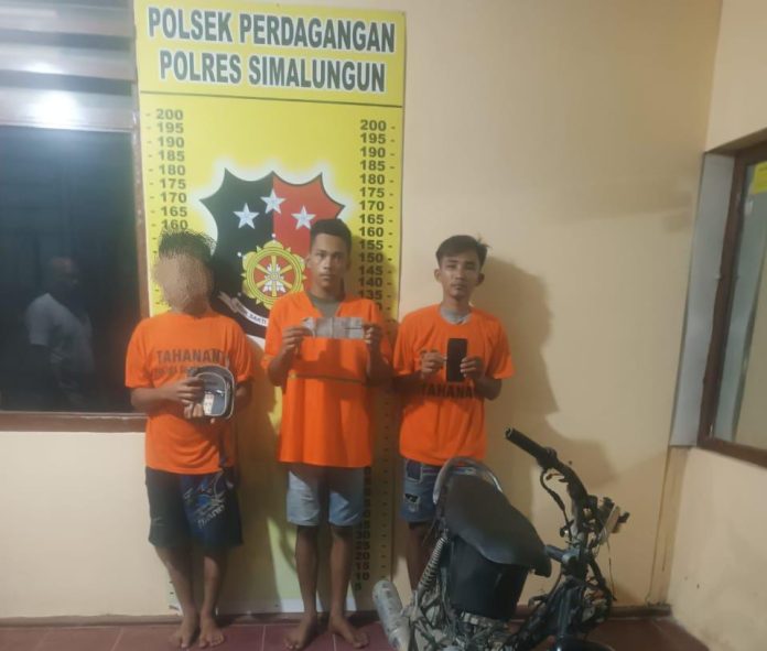 Tiga pelaku pencurian bersama barang bukti saat diamankan polisi.(f:ist/mistar)