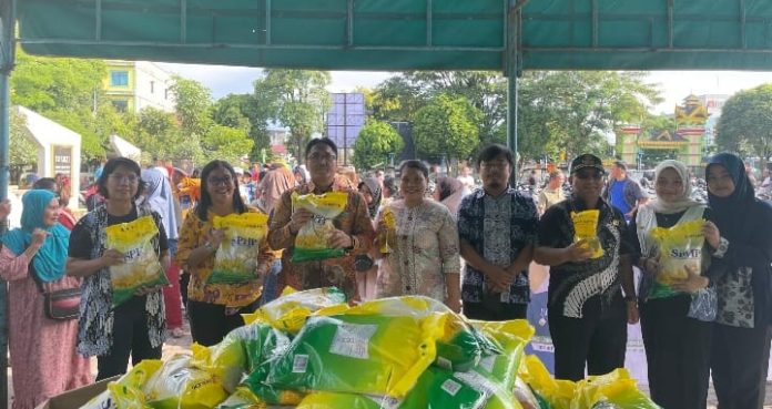 Kepala Dinas Perdagangan, Koperasi dan UMKM, Zahidin bersama warga yang berbelanja di PPH yang digelar di Lapangan Merdeka Kota Tebing Tinggi.