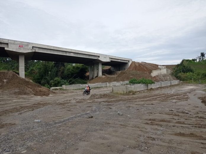 Pengendara tengah melintasi salah satu ruas jalan lingkar Kota Pematangsiantar. (f:jonatan/mistar)