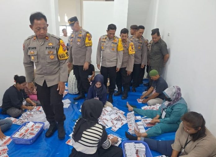 Wakapolres Tebing Tinggi Kompol Ady Santri Sanjaya berserta sejumlah personel melakukan kunjungan dan peninjauan proses penyortiran dan pelipatan surat suara ke Gudang Logistik Pilkada KPU Kota Tebing Tinggi.(f:ist/mistar)