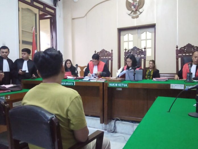 Terdakwa Victorius Simarmata alias Victor saat menjalani sidang pembacaan putusan di PN Medan atas kasus rokok ilegal. (f:deddy/mistar)