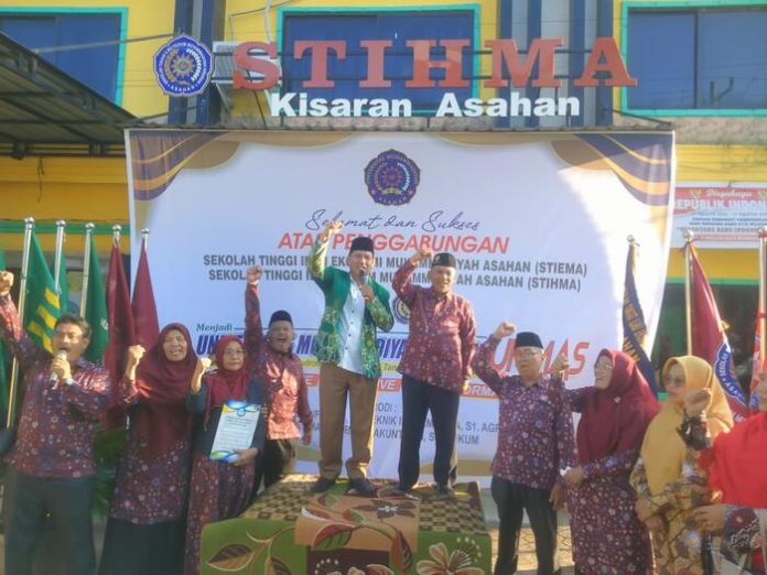 Ketua Pimpinan Daerah Muhammadiyah Asahan Drs M Akhyar didampingi sejumlah BPH sesaat menjemput SK Kemendikbudristek dan berdirinya UMMAS. (f:perdana/mistar)