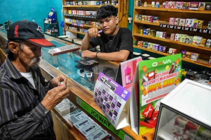 Penjual melayani pembeli rokok elektrik di salah satu toko di Medan, Sumatera Utara, Selasa (17/12/2024). (f:adil situmorang/mistar)