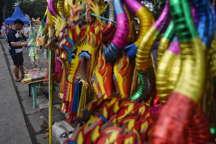 Penjual terompet merapikan dagangannya di Jalan Sisingamangaraja, Medan, Selasa (31/12/24). 