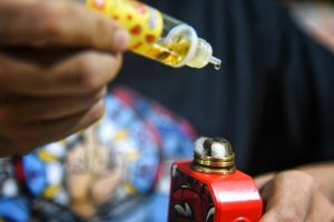 Penjual mengisi cairan rokok elektrik di salah satu toko di Medan, Sumatera Utara, Selasa (17/12/2024).