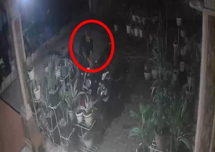 Terduga pelaku pencurian motor yang terekam CCTV saat melakukan aksinya di kosan Jalan Karya Wisata, Medan Johor.