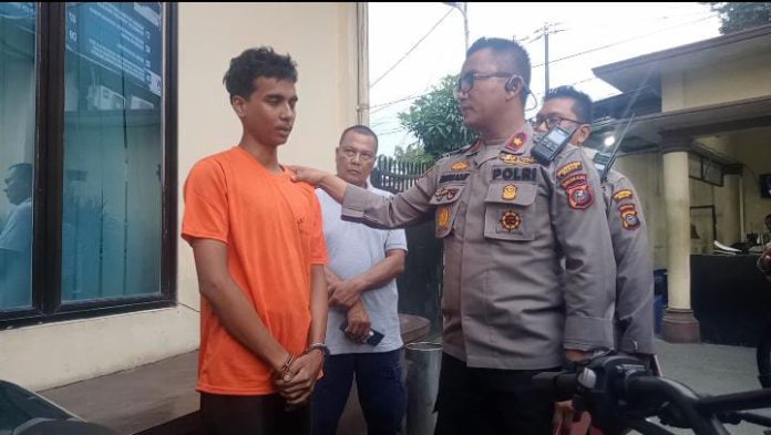 ASS alias Atok saat ditanyai Kompol Bambang Gunanti Hutabarat.(f:putra/mistar)