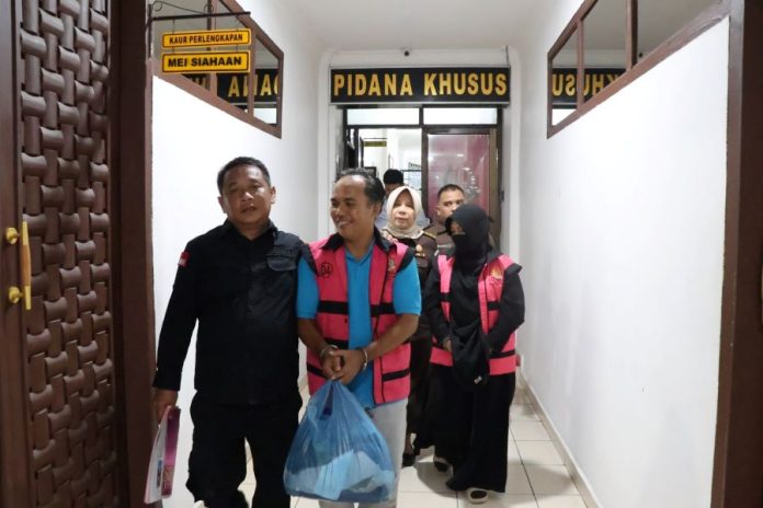 Bidang Pidsus Kejari Medan saat menangkap tersangka kasus korupsi