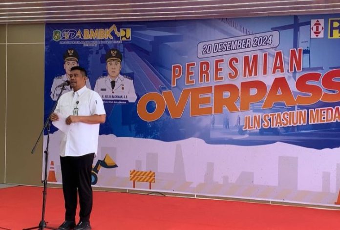 Wali Kota Medan Bobby Nasution saat menyampaikan pidato peresmian Overpass Stasiun KA Medan.