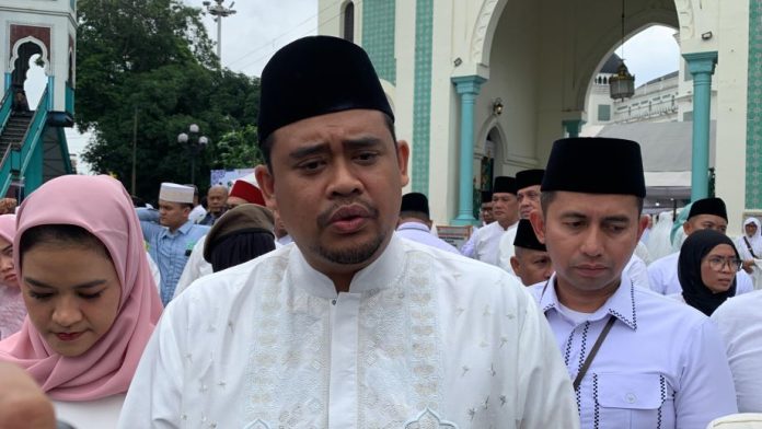 Bobby Nasution selaku Wali Kota Medan didampingi istri saat di wawancara oleh awak media usai kegiatan zikir dan doa bersama menyambut Tahun Baru 2025 di Masjid Raya Al-Mashun Medan