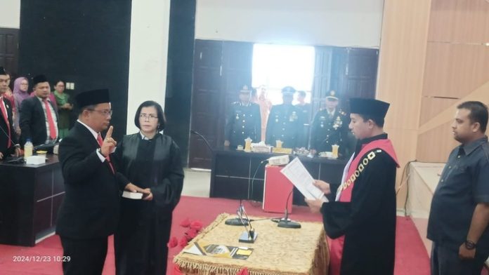 Wakil Ketua PN Rantauprapat Rahmansyah SH MH melantik Enduard Silver Sitorus sebagai Wakil Ketua DPRD Labura Periode 2024-2029 pada sidang paripurna yang dilaksanakan Senin (23/12). (f : sunusi/mistar)