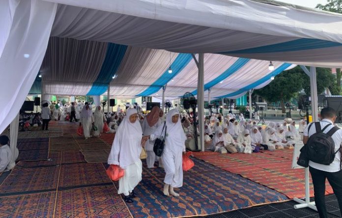 Dua orang Lansia yang mengikuti kegiatan doa bersama Pemko Medan di Masjid Raya Al-Mashun