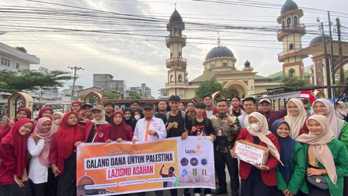 Kolaborasi berbagai organisasi mahasiswa Universitas Muhammadiyah Asahan (UMMAS) usai menghimpun donasi. (f:ist/mistar)