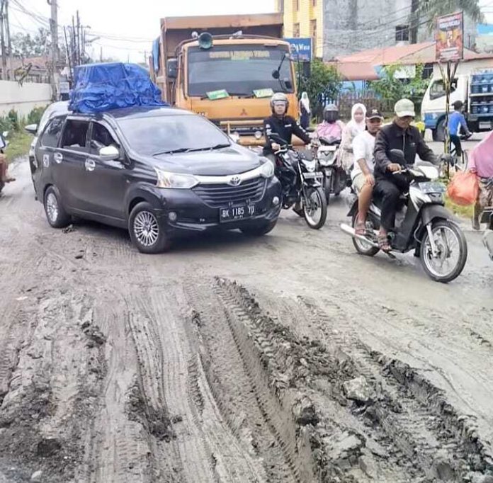 Kondisi jalan rusak di Desa Bangun Rejo Kecamatan Tanjung Morawa telah dilapor camat kepada Dinas SDABMBK Deli Serdang.(f : sembiring/mistar)