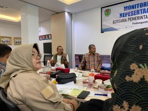 Kepala BPJS Ketenagakerjaan Cabang Padangsidimpuan, Eris Aprianto (pegang mic) sedang menjelaskan upaya optimalisasi program Jamsostek di Tapsel pada rapat Monitoring dan Evaluasi Ekosistem Desa di Ruang Rapat Kantor BPJS Ketenagakerjaan, Jalan Raja Inal Siregar, Batunadua, Padangsidimpuan, Jumat (13/12/2024). (f:ist/mistar)