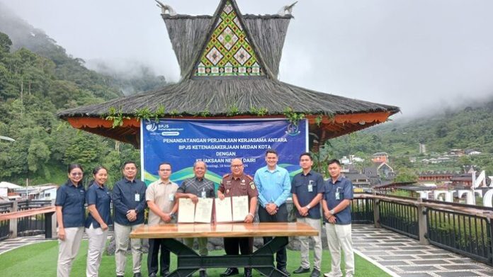 Penandatangan Perjanjian Kerjasama (PKS) Kejari Dairi dengan BPJS Ketenagakerjaan Cabang Medan Kota, pada Selasa (19/11/24) di Aula Rapat Hotel Pariban Tanah Karo. (f:ist/mistar)